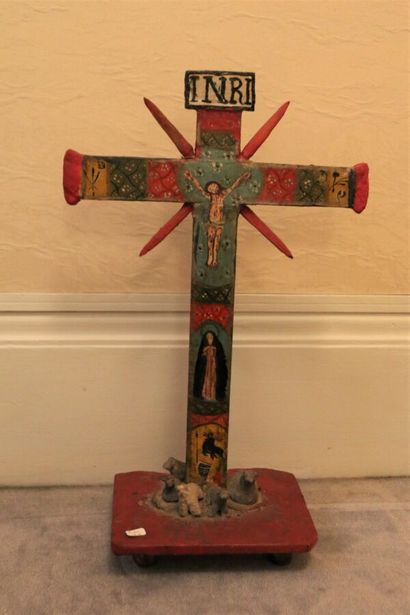 Christ en croix, en bois polychrome. 

Travail...