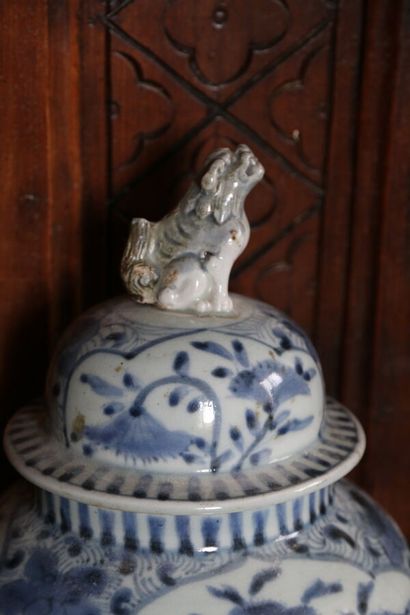 null CHINE, XXe siècle

Potiche couverte en porcelaine émaillée à décor blanc bleu,...
