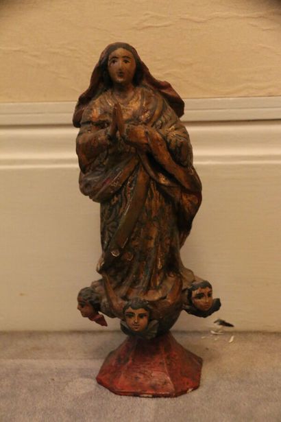 Vierge sur les nuées, en bois sculpté polychrome....