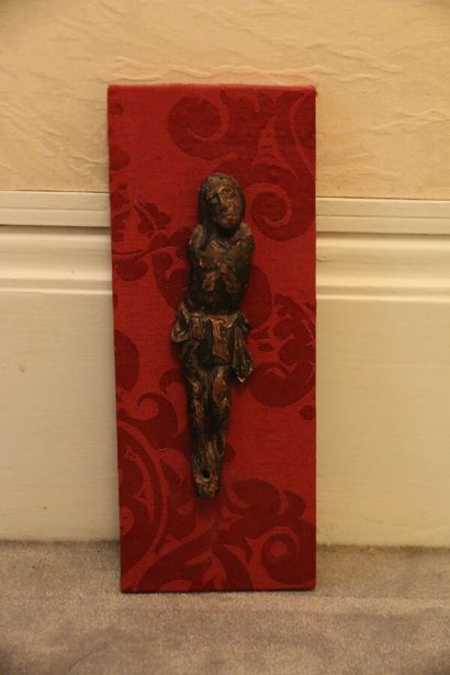 null Christ d'applique, en bois sculpté à patine brune.

H. : 19 cm (manque les ...