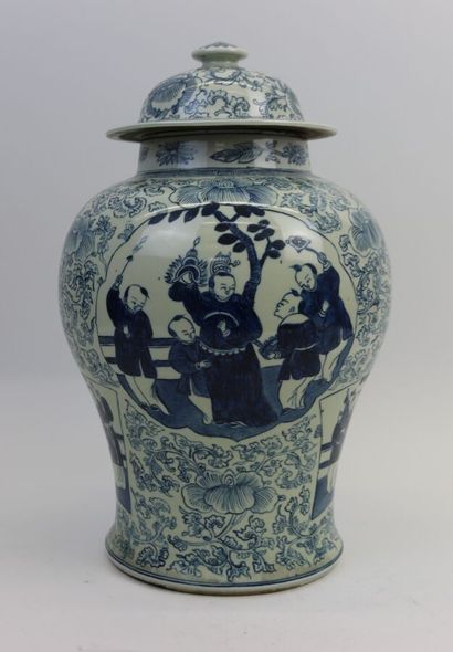 null CHINE, XXe siècle 

Potiche couverte de forme balustre, en porcelaine émaillée...