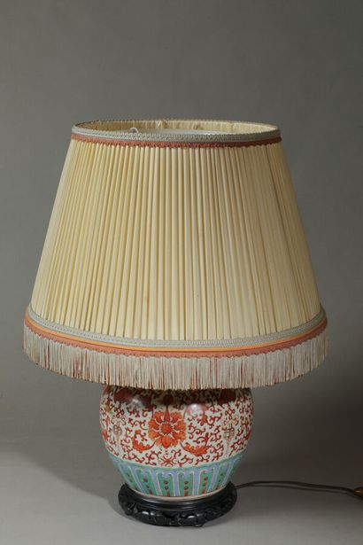 null CHINE, XIXe siècle

Pot à opium en porcelaine à décor émaillé polychrome de...