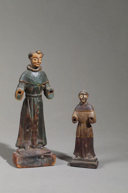 Deux statuettes de moines, en bois polychrome....