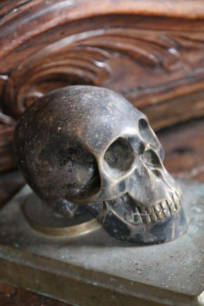 null Vanité figurant un crâne 

Épreuve en bronze patiné, reposant sur un socle rectangulaire...