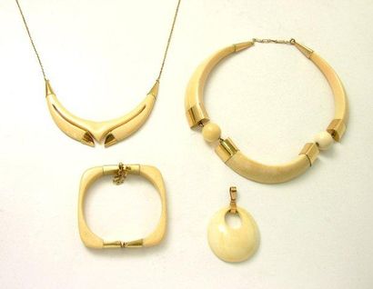 null Lot de bijoux en or et ivoire sculpté, composé de 2 colliers, un bracelet et...
