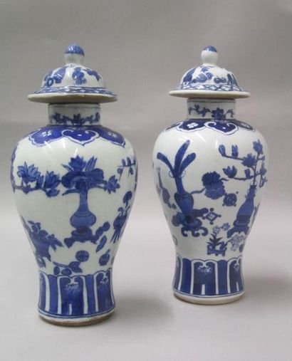 Deux vases en porcelaine blanc-bleu, reposant...