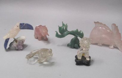 Six petits animaux en quartz rose, serpentine...