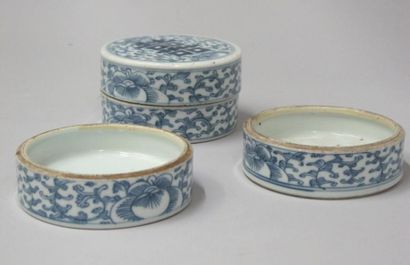 null Boite ronde couverte en porcelaine blanc-bleu à décor floral et deux bases de...