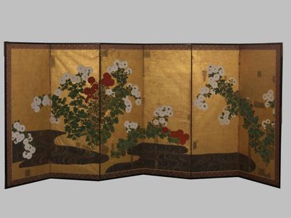 null Paravent à six feuilles à décor polychrome de chrysanthème. Japon. (Nombreuses...