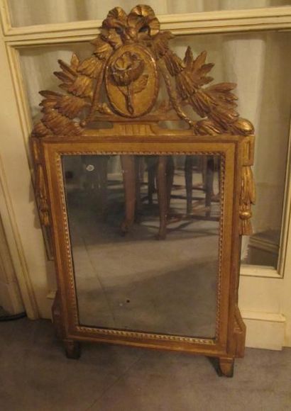 null Miroir ancien dans un cadre à fronton en bois doré sculpté de fleurs et de chuttes...