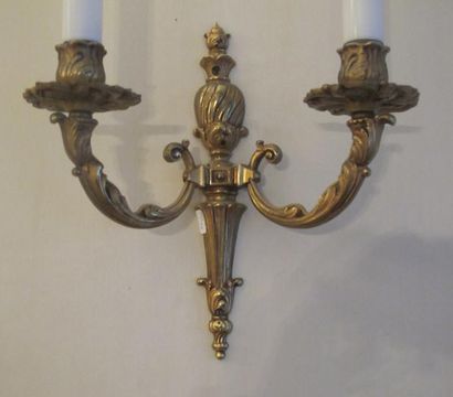 null Paire d'appliques à deux bras de lumière en bronze doré de style Louis XVI....