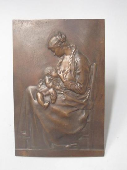 null Plaque en bronze repoussé à décor d'une mère allaitant. 24 x 15 cm