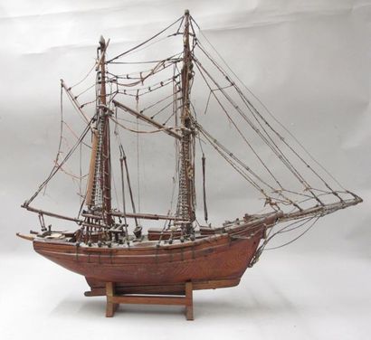 Une maquette de bateau en bois