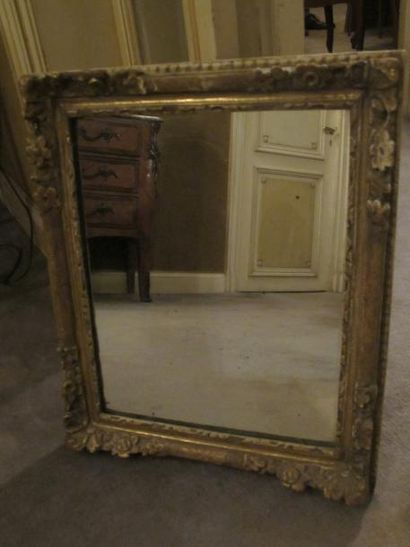 Miroir en bois sculpté et doré. XVIIIe siècle....