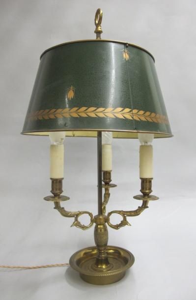 null Lampe bouillotte en bronze doré à trois bras de lumières à à décor de col de...