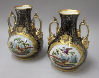 SUD-OUEST Paire de vases ovoïdes à anses rocailles en porcelaine à décor de deux...