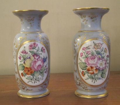 PARIS Paire de vases fuseaux en porcelaine bleu ciel rehaussés d'or et à décor floral...