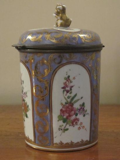 PARIS Boîte à thé en porcelaine blanche à décor polychrome de fleurs dans des cartouches...
