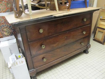 null Commode en placage acajou ouvrant par trois tiroirs, pieds en patte de lion,...