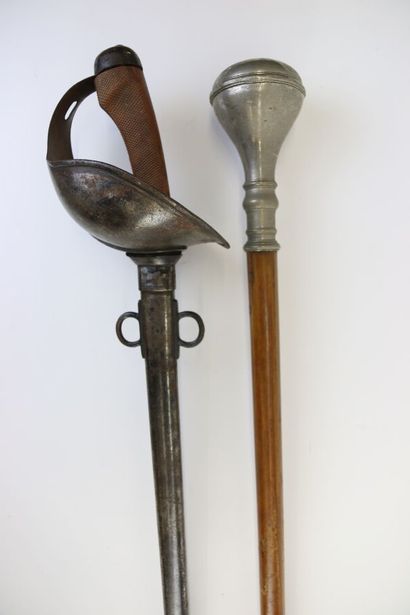 null Sabre de marine.

On joint : Bâton de théâtre en bois et métal. L. : 110 cm...