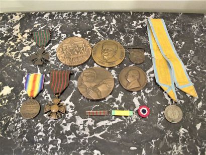 null 
Ensemble de neuf médailles commémoratives et décorations militaires de la guerre...