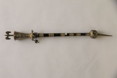 null Cravache en argent, corde et cuir. Travail d'Amérique du Sud. L. : 71 cm. 

Canne...