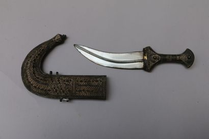 null Djembya en métal argenté et décoré de filigrame. Yemen. L. : 29 cm