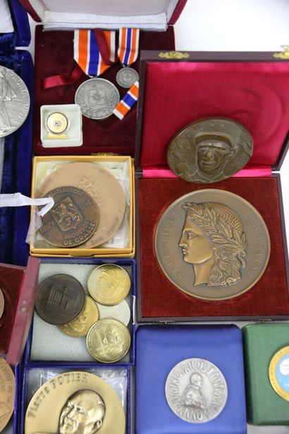 null Ensemble d'environ une trentaine de médailles : Général de Gaulle, Rabelais,...
