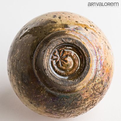 null BUTHOD GARCON Gisèle (born in 1954)

Globular vase in beige-pink enamelled raku...