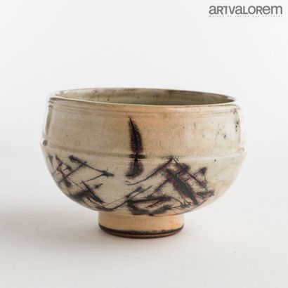 null VANIER Catherine (born in 1943)

Bowl on heel in beige enamelled stoneware with...