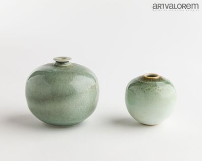 null HAIR Charles (born 1955)

Small stoneware globular vase with celadon enamel...