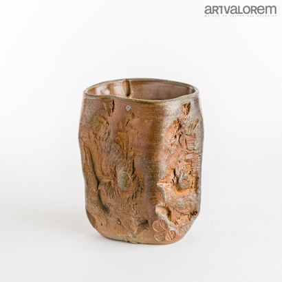 null GABALI Marc-Michel (atelier Akoma-bleu)

Vase rectangulaire en grès à surface...