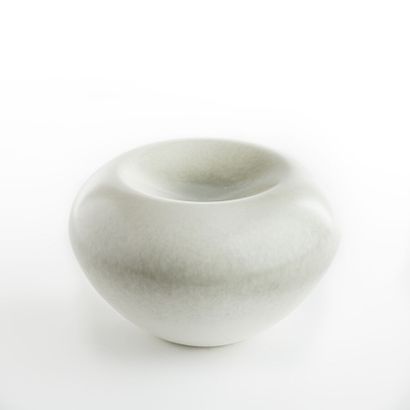 null GIREL Jean (born in 1947)

Closed ovoid bowl in celadon glazed porcelain stoneware.

Signed.

H....