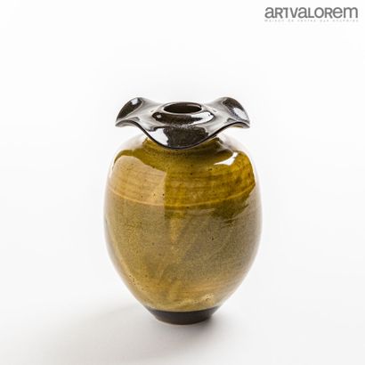 null MONTMOLLIN Brother Daniel de (born in 1921)

Ovoid stoneware vase glazed celadon...