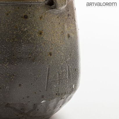 null ASTOUL Eric (né en 1954)

Vase méplat en grès à deux petites anses au naturel.

Monogrammé.

H....