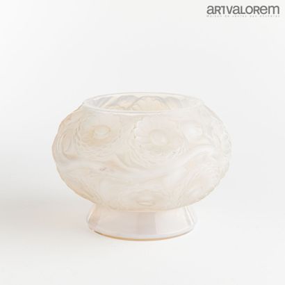 null 
LALIQUE René (1860-1945) 




Vase modèle " Soucis " en verre soufflé-moulé...