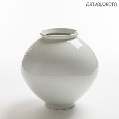 null KWON Oh-Jin

Moon white pot with curved neck in celadon glazed porcelain.

Signed.

H....