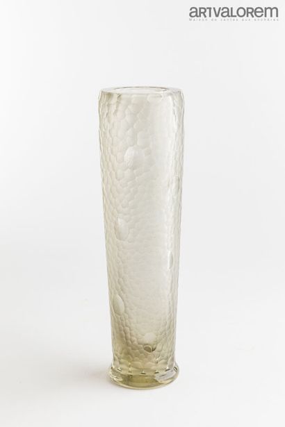 null DAUM Nancy

Haut vase sur talon en verre incolore taillé de facettes, partiellement...