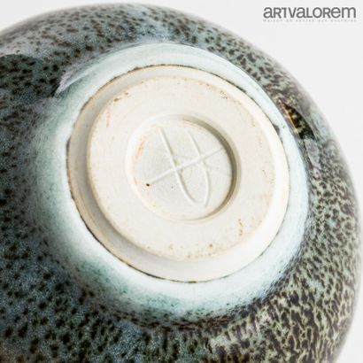 null DUROSELLE Xavier (né en 1961) )

Vase globulaire en porcelaine à décor d'émail...