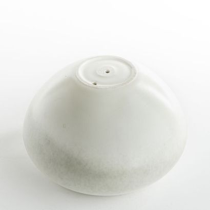 null GIREL Jean (né en 1947)

Coupe ovoïde fermée en grès porcelainique émaillé céladon.

Signée.

H....