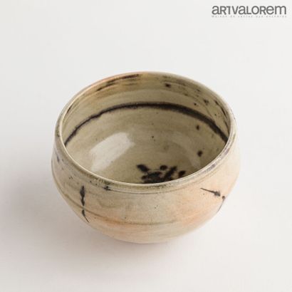 null VANIER Catherine (born in 1943)

Bowl on heel in beige enamelled stoneware with...