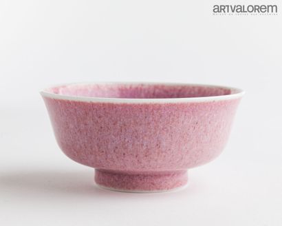 null UZAN Marc (born in 1955)

Cup in pink enamelled porcelain.

Signed.

H. 6 cm...