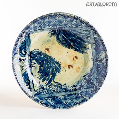 null VANIER Catherine (born in 1943)

Large stoneware dish decorated in monochrome...