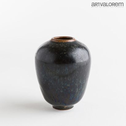null GIREL Jean (né en 1947)

Vase ovoïde en grès sur talon, le col ourlé, à décor...
