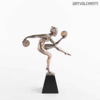 null 
ÉCOLE MODERNE

La danseuse aux cymbales

Épreuve en bronze à patine argentée,...