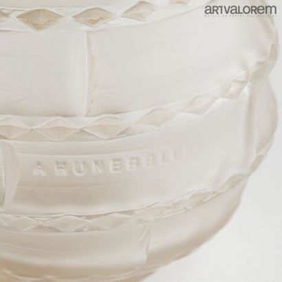 null HUNEBELLE André (1896-1985) 

Vase boule sur talon en verre pressé-moulé partiellement...