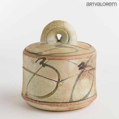 null MILLER David (1942-2008)

Stoneware cylindrical box with beige engobe and black...