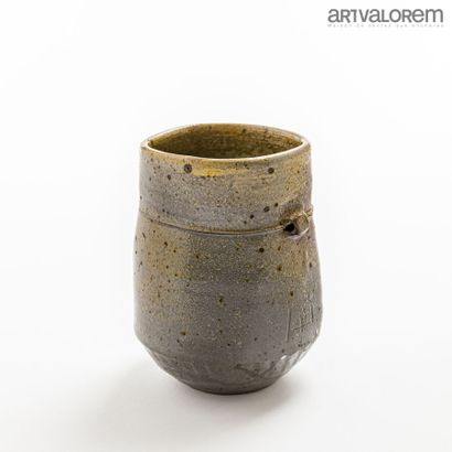 null ASTOUL Eric (born in 1954)

Flat stoneware vase with two small handles in the...