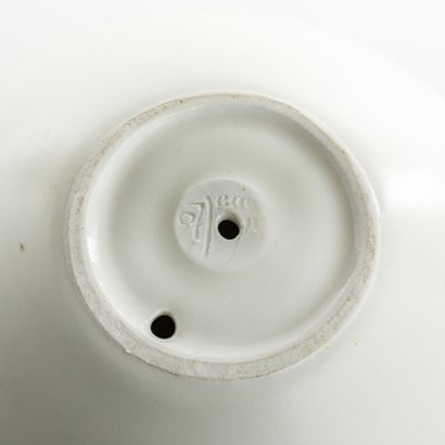 null GIREL Jean (né en 1947)

Coupe ovoïde fermée en grès porcelainique émaillé céladon.

Signée.

H....
