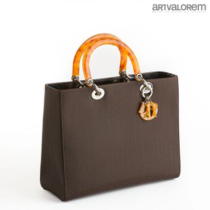 null CHRISTIAN DIOR

Lady Dior bag in brown grosgrain fabric, handle in bakelite...